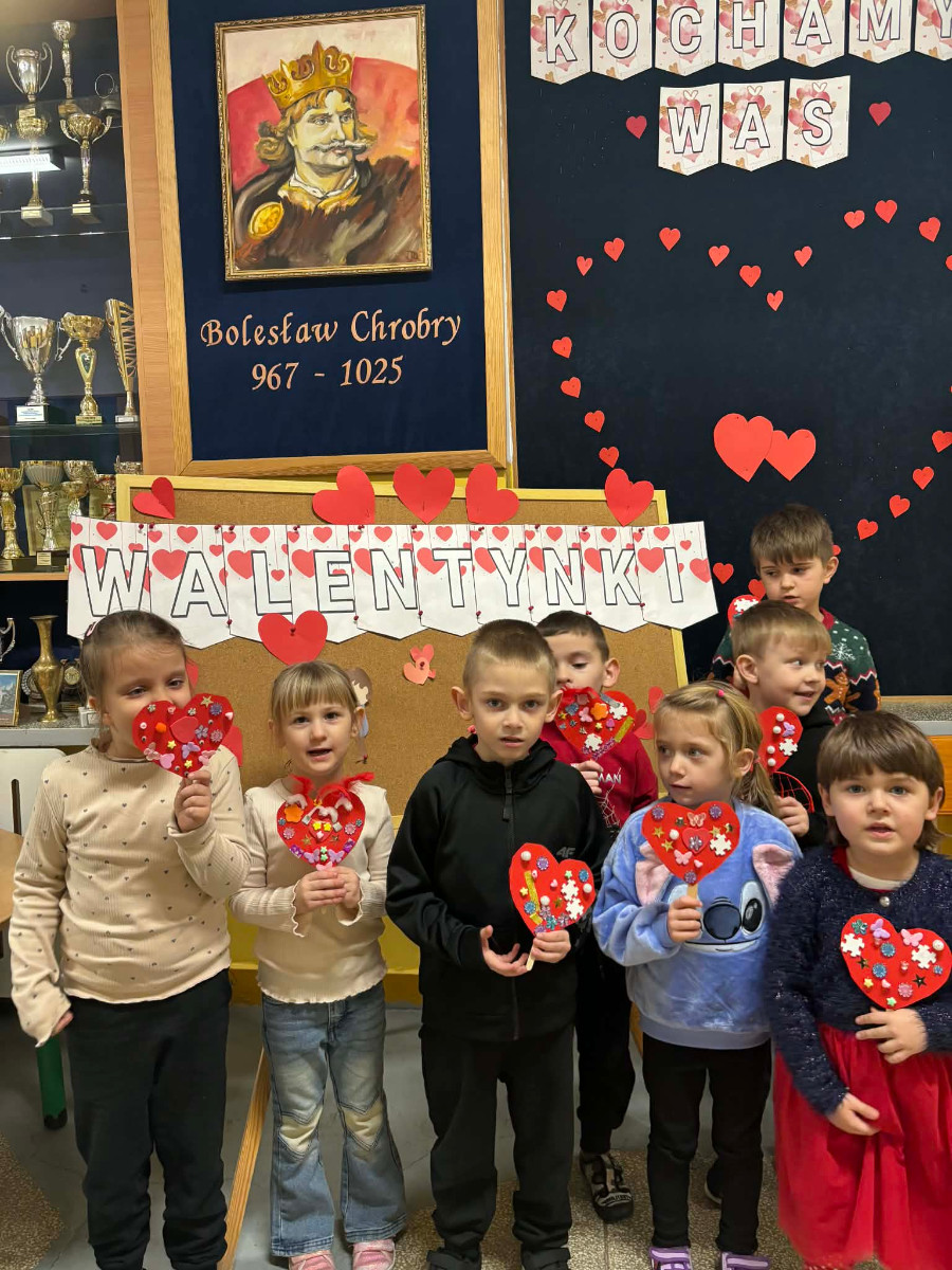 Dzieci prezentują się z walentynkowymi sercami.