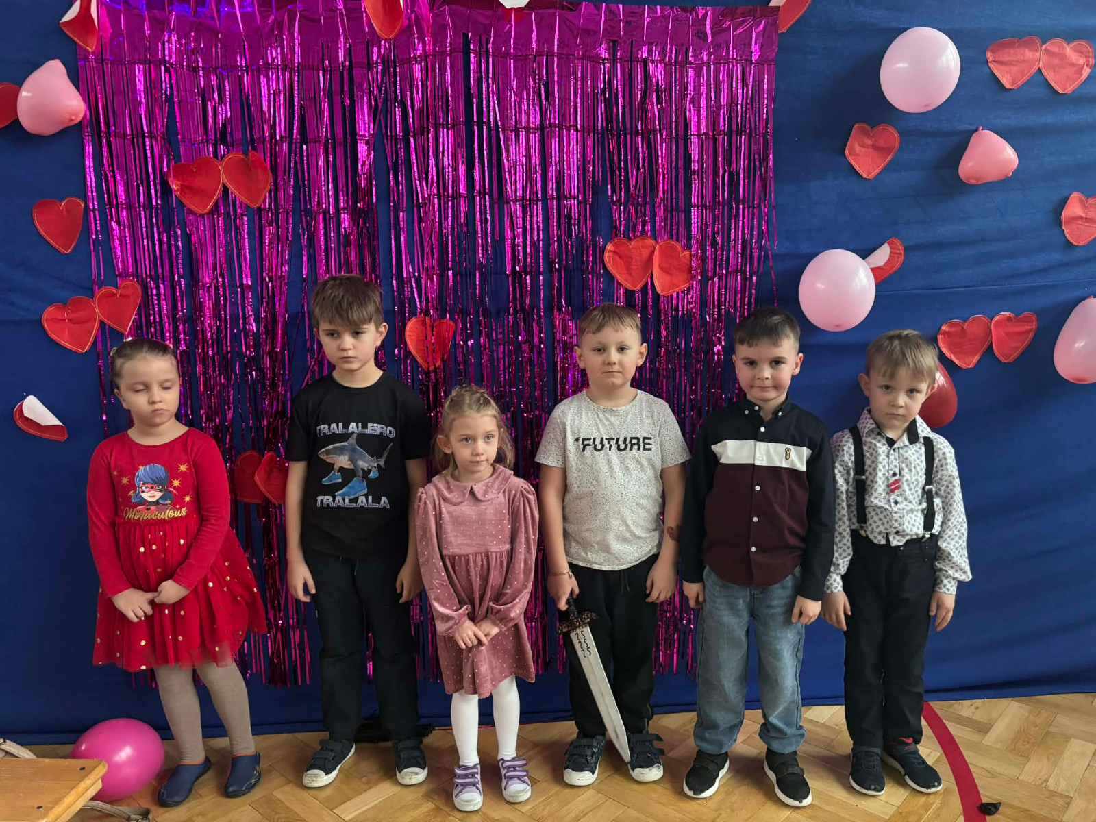 Dzieci prezentują się do zdjęcia.