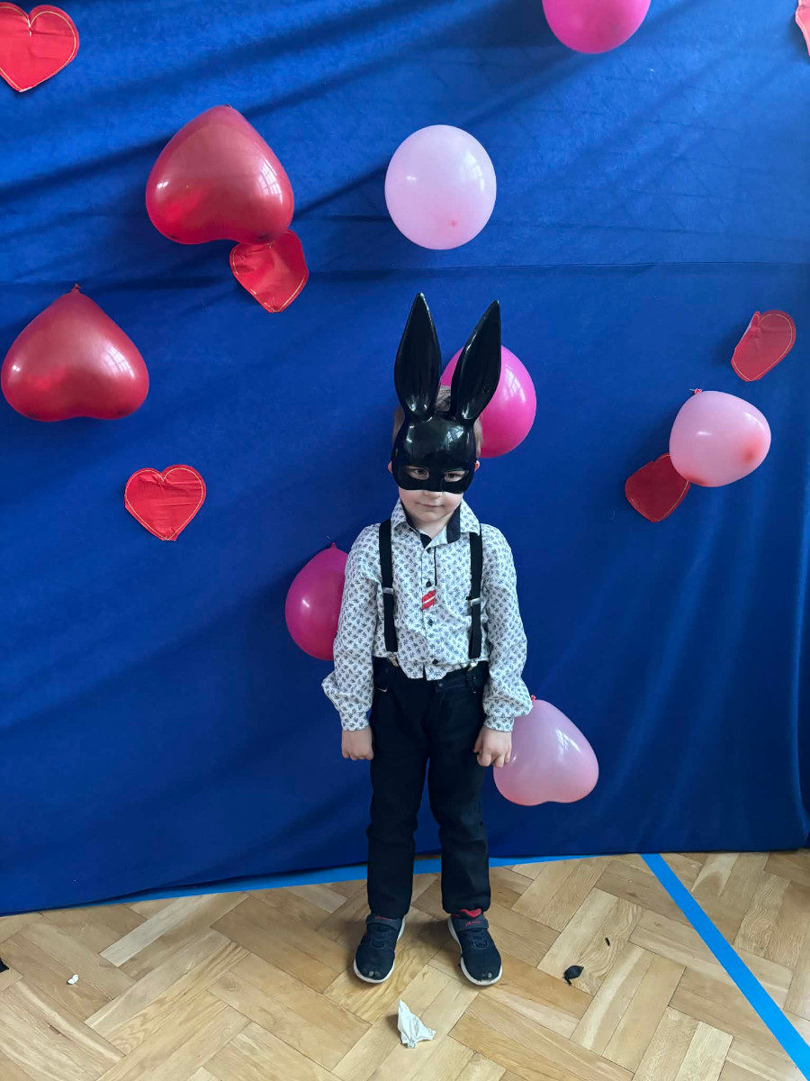 Chłopiec pozuje w przebraniu.