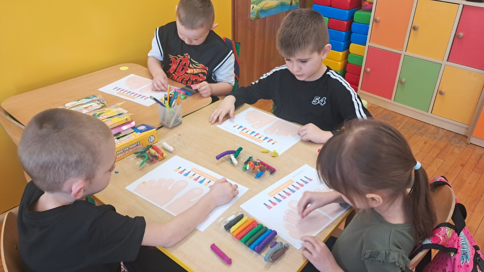 Dzieci wykonują pracę plastyczną.