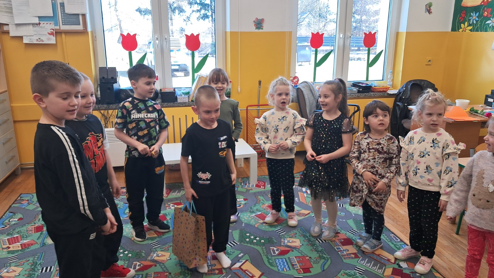 Dzieci pozują do zdjęcia w radosnym nastroju.