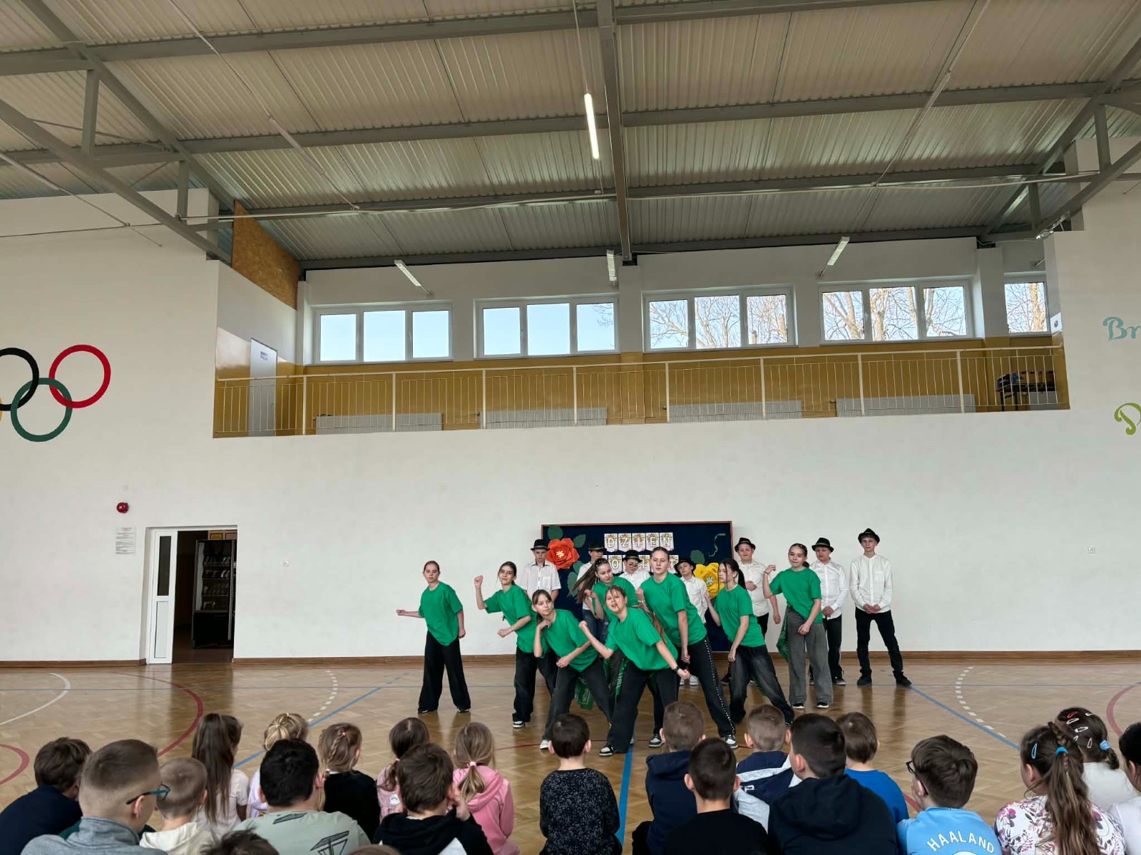 Dzieci oglądają występ.