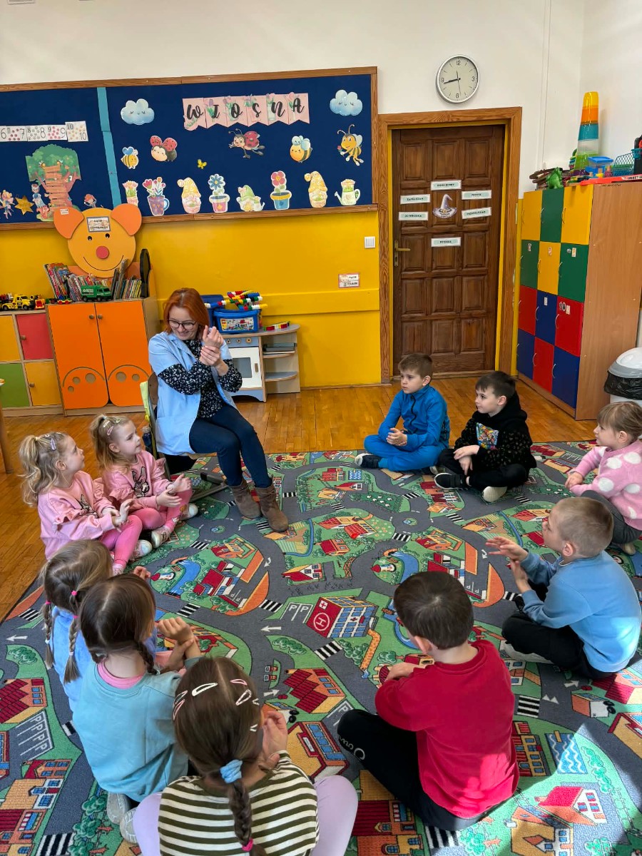 Pielęgniarka na spotkaniu w przedszkolu.