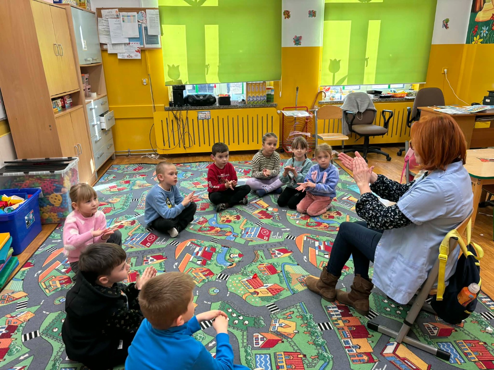 Pielęgniarka na spotkaniu w przedszkolu.