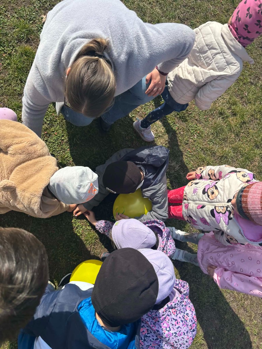 Dzieci szukają oznak wiosny.