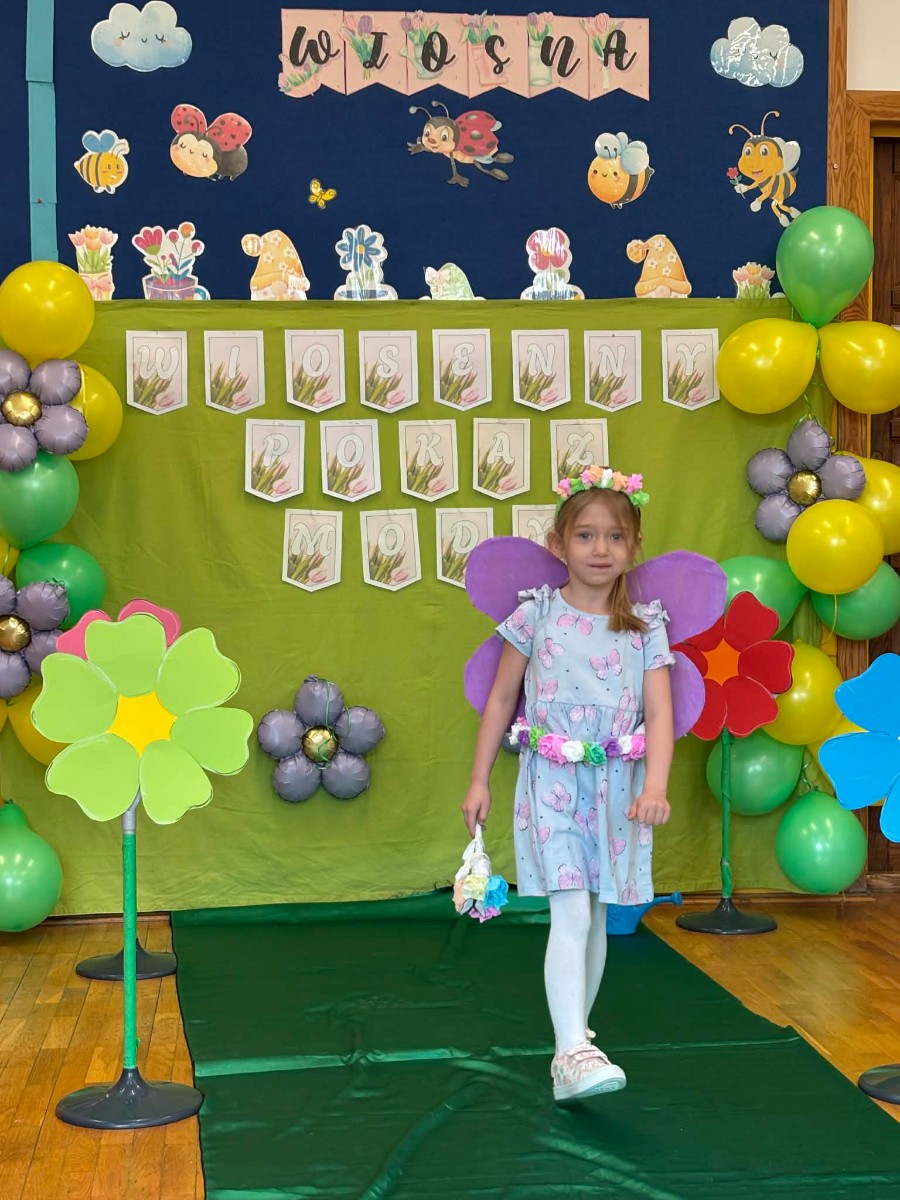 Dziecko prezentuje wiosenny strój.