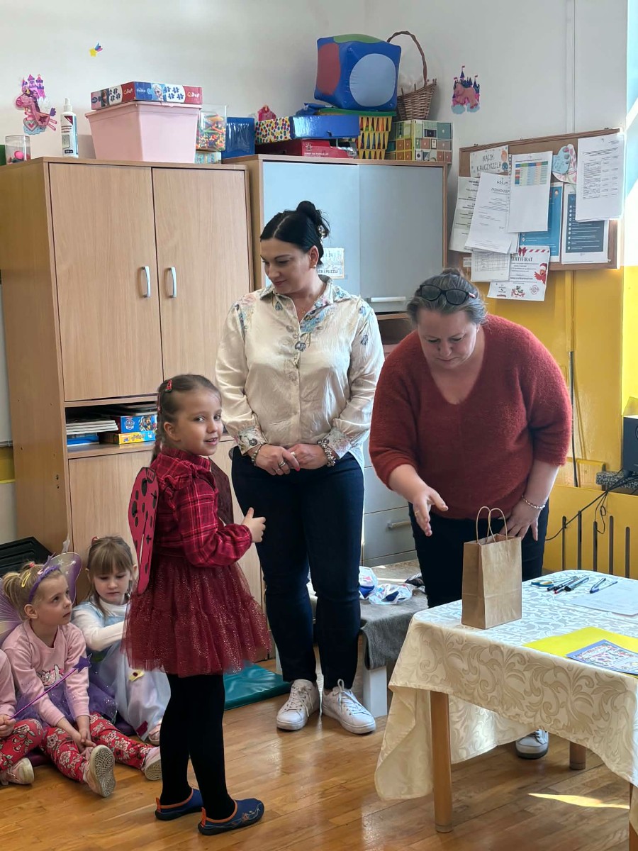 Komisja wręcza nagrody.