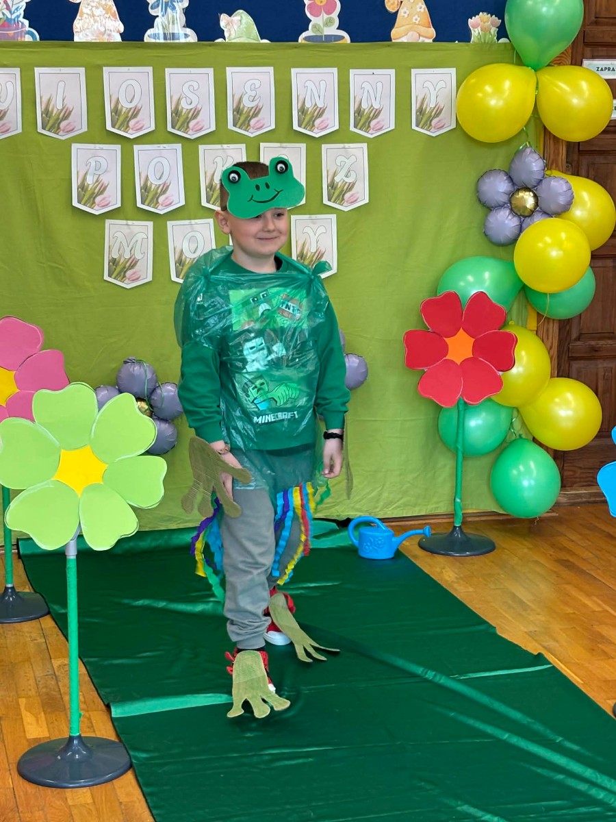 Dziecko prezentuje wiosenny strój.