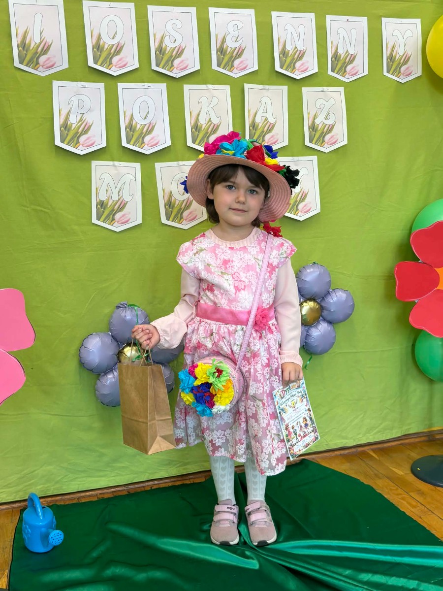 Dziecko prezentuje wiosenny strój.