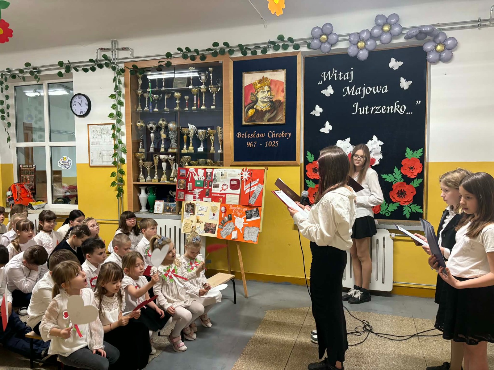 Dzieci biorą udział w uroczystych obchodach świąt majowych.