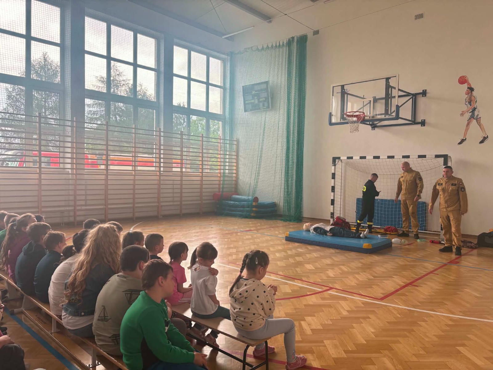 Dzieci biorą udział w spotkaniu z przedstawicielami straży pożarnej