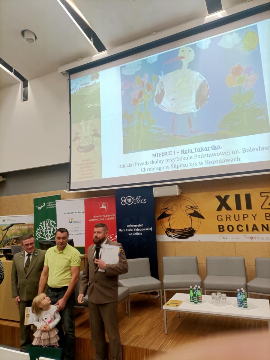 Dziewczynka uczestniczy w uroczystym wręczeniu nagród.
