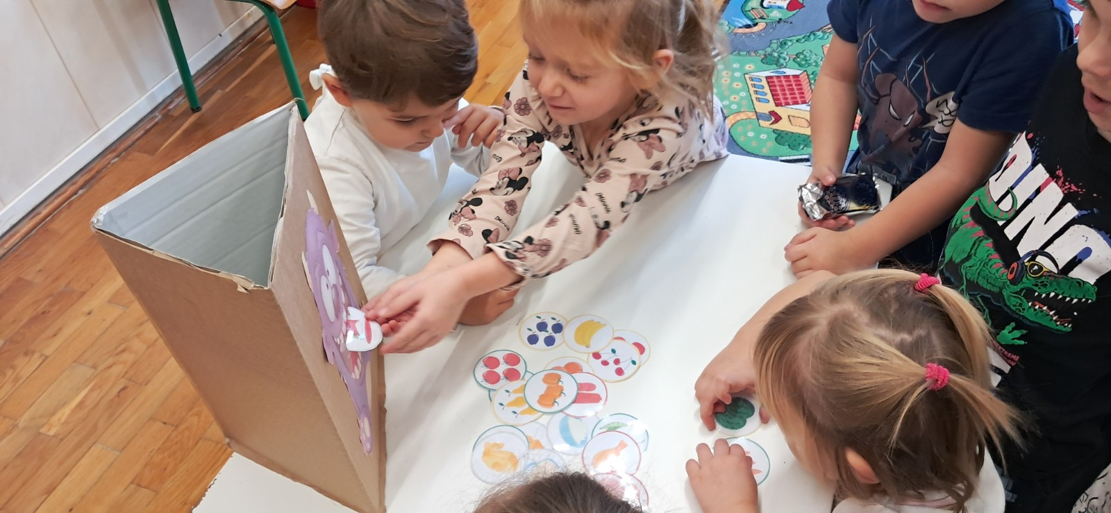Dzieci uczą się rozpoznawać produkty zdrowe i odróżniać od niezdrowych.