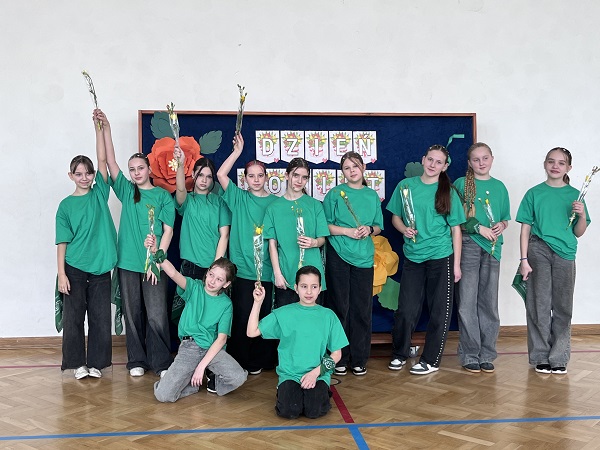 Grafika ilustrująca dziewczynki podczas akademii