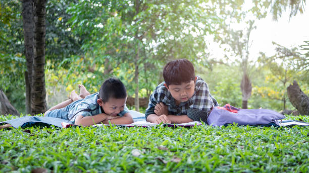 dzieci odpoczywają na trawie