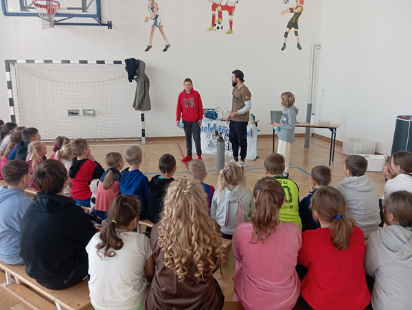 Grafika ilustrująca pokazy fizyczno-chemiczne