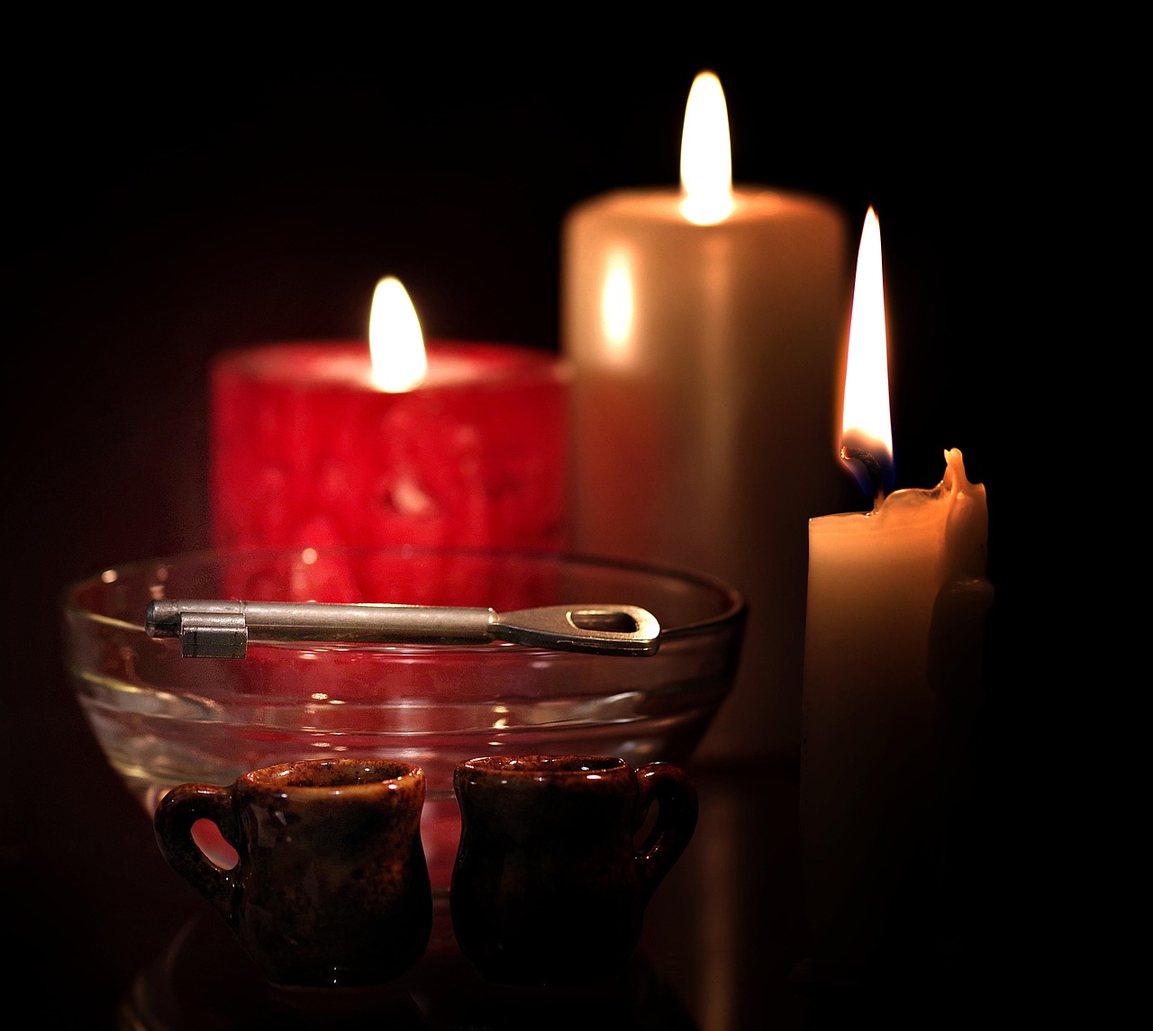 Świece, wosk, klucz.