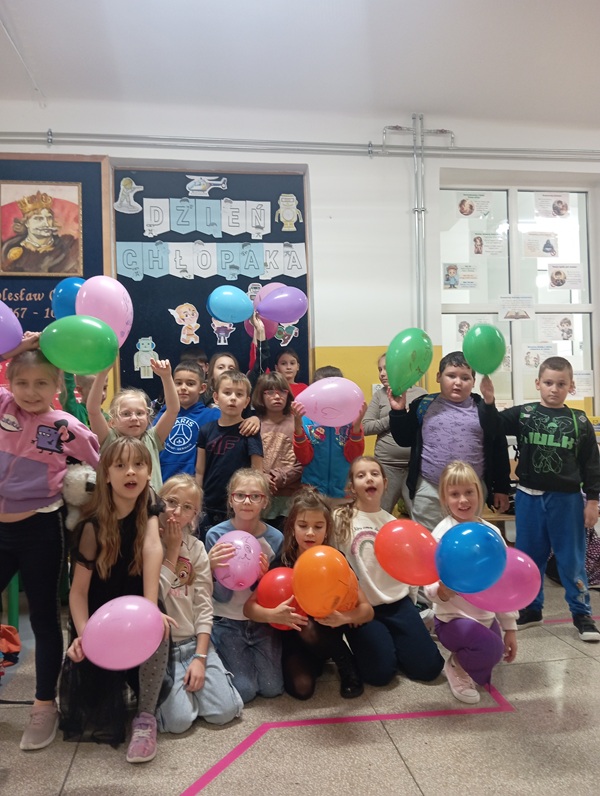 Grafika ilustrująca dzieci podczas zabawy