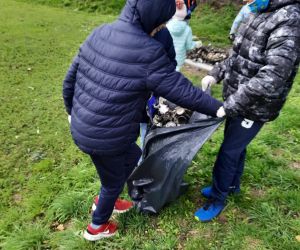 Uczniowie sprzątają szkolny plac