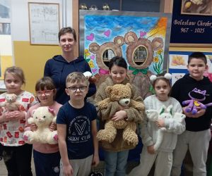 Nauczycielka z dzieci trzymającymi misie