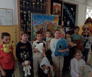 Uczniowie z pluszowymi misiami