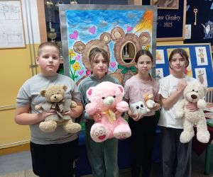 Uczniowie klasy 4 z misiami