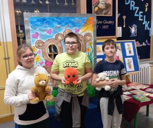 Uczniowie klasy 5 z maskotkami