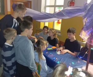 Uczniowie podczas wróżb andrzejkowych