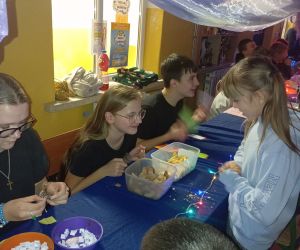 Uczniowie podczas wróżb andrzejkowych