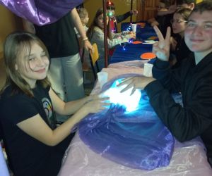 Uczniowie podczas wróżb andrzejkowych