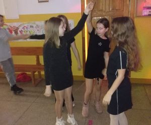 Uczennice podczas dyskoteki