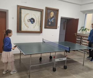 Życzliwe rozgrywki sportowe – uczennica klasy drugiej gra w tenisa stołowego z uczniem klasy siódmej