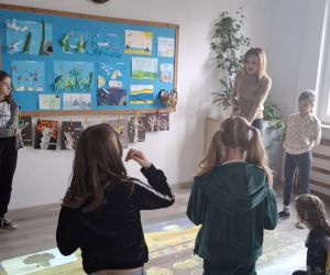Życzliwe gry na interaktywnej podłodze – uczniowie klasy trzeciej i siódmej z panią Dyrektor przy planszy interaktywnej