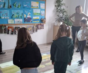 Życzliwe gry na interaktywnej podłodze – uczniowie klasy trzeciej i siódmej z panią Dyrektor przy planszy interaktywnej