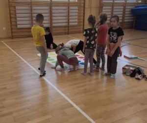 Życzliwe rozgrywki sportowe – uczniowie klasy pierwszej przy macie do gry 