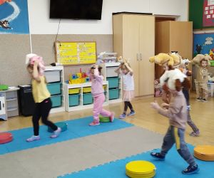 Przedszkolaki biorą udział w wyścigu z misiami na głowie