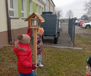 Dzieci przy karmniku dla ptaków