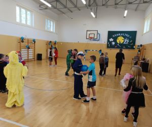 Dzieci tańczące z balonami