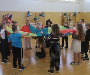 Uczniowie bawiący się chustą animacyjną