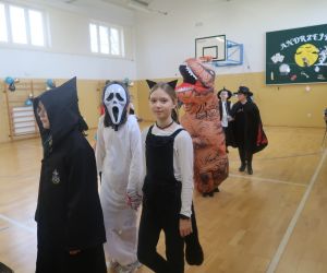 Uczniowie prezentujące swoje stroje andrzejkowe