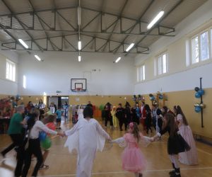  Dzieci tańczące w kółeczku