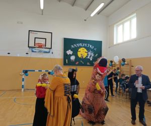 Wręczenie nagród dla dzieci za najładniejszy strój andrzejkowy