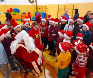  Mikołaj rozmawiający z dziećmi