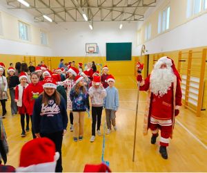 Dzieci odprowadzają Mikołaja