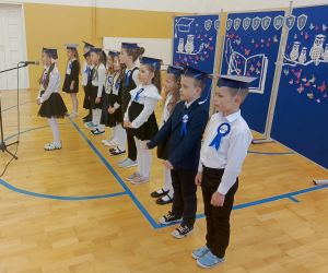 Uczniowie klasy pierwszej podczas występu, jedna z dziewczynek przy mikrofonie