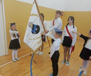 Uczeń i uczennica przy poczcie sztandarowym podczas ślubowania