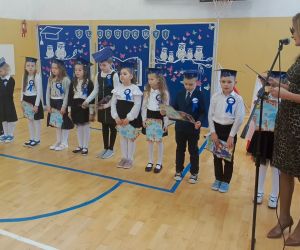 Pani Dyrektor przemawia do pierwszoklasistów