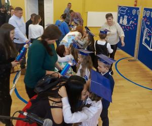 Rodzice wręczają prezenty pierwszoklasistom