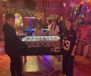 Uczniowie grają w piłkarzyki