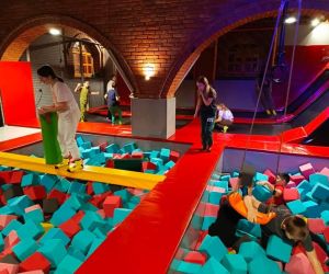 Uczniowie bawią się na trampolinach